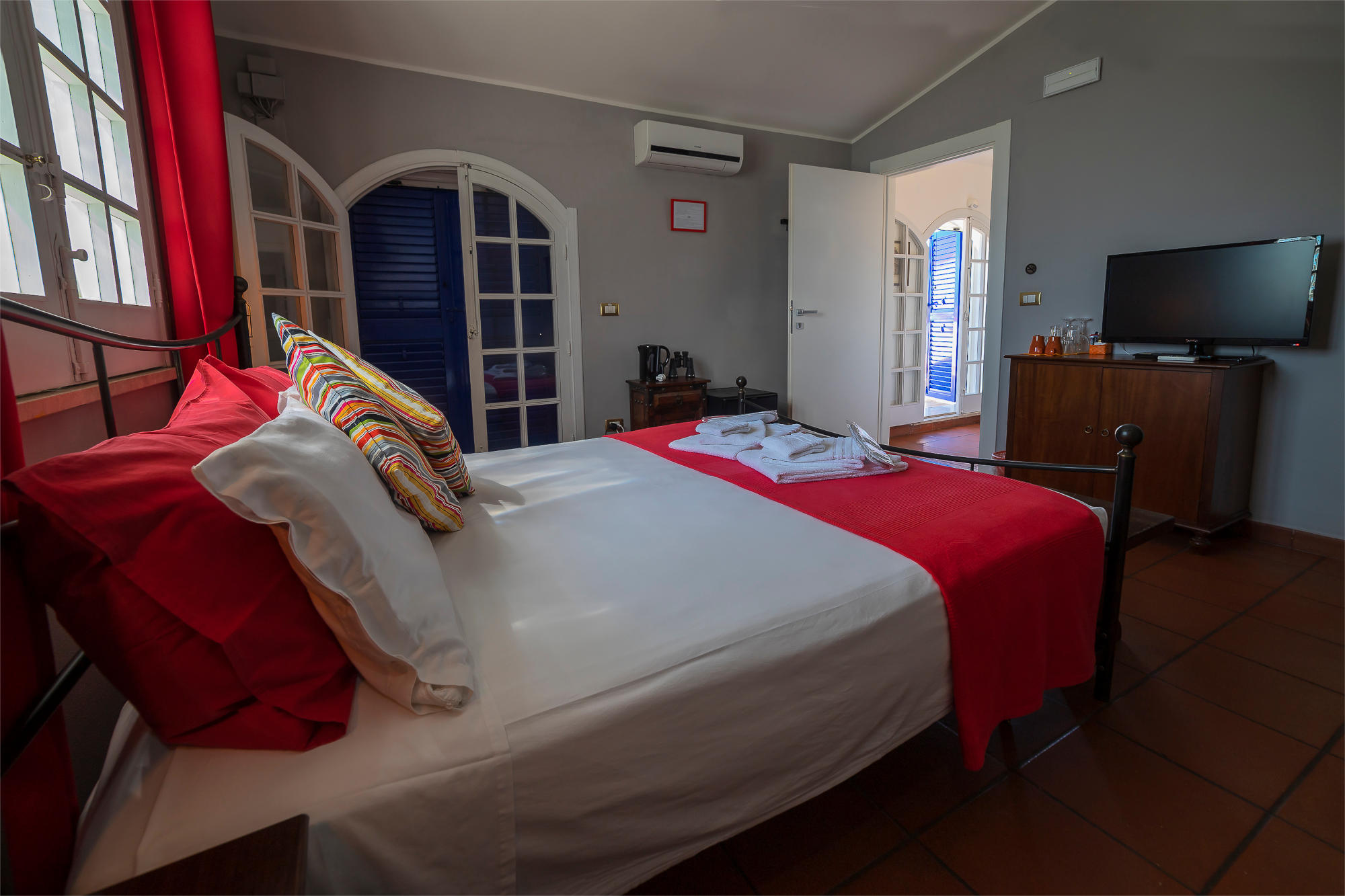 Le Saline B&B Siracusa Grey Room: double bed and view towards the windows door