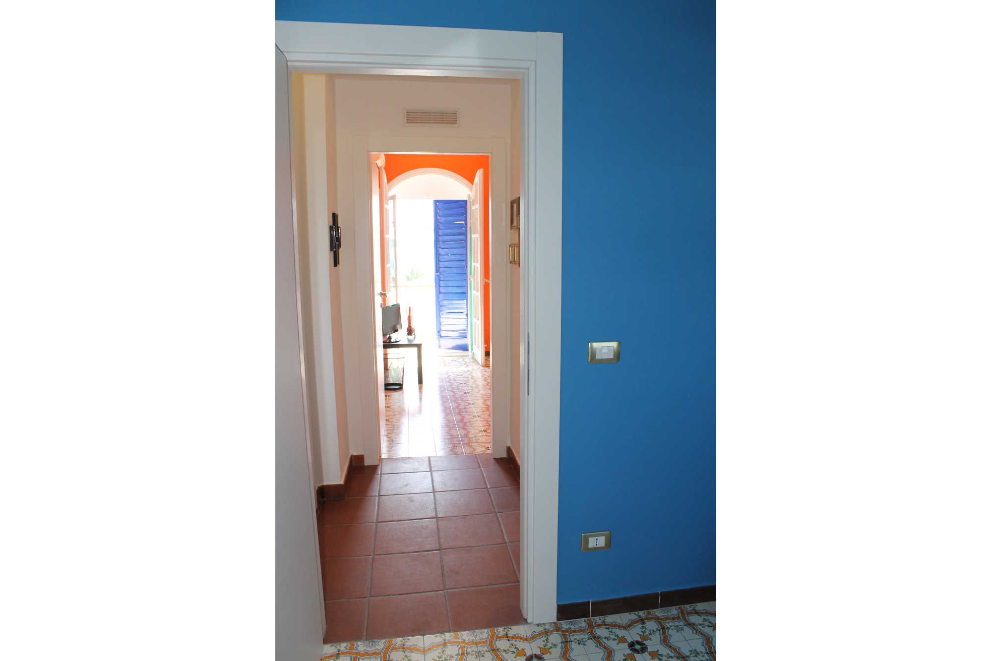 Le Saline B&B Siracusa Orange Room: from second room to the first one