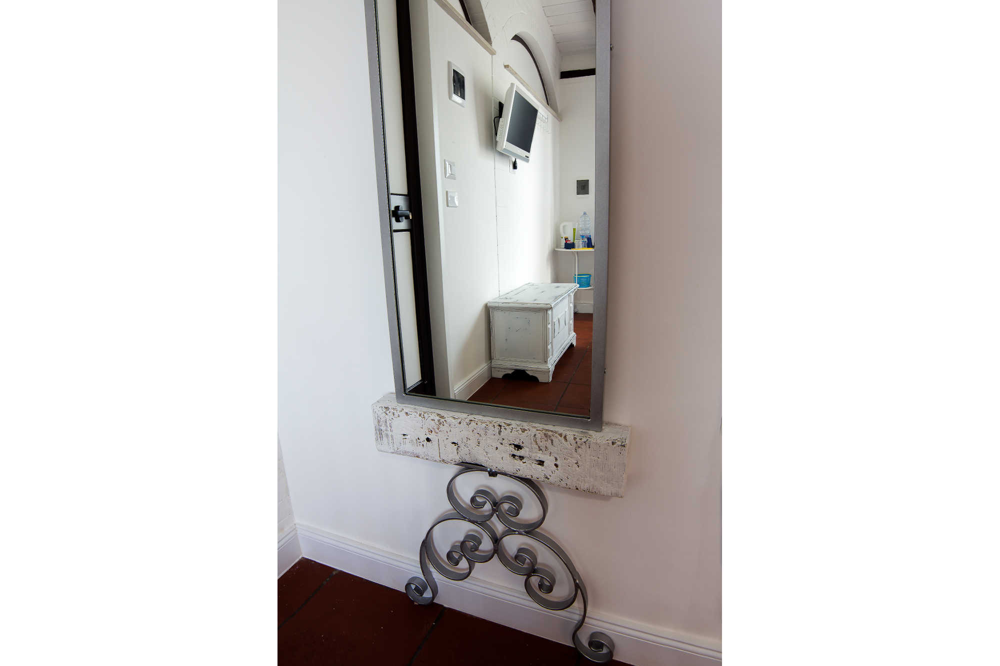 Le Saline B&B Siracusa Camera White: specchio