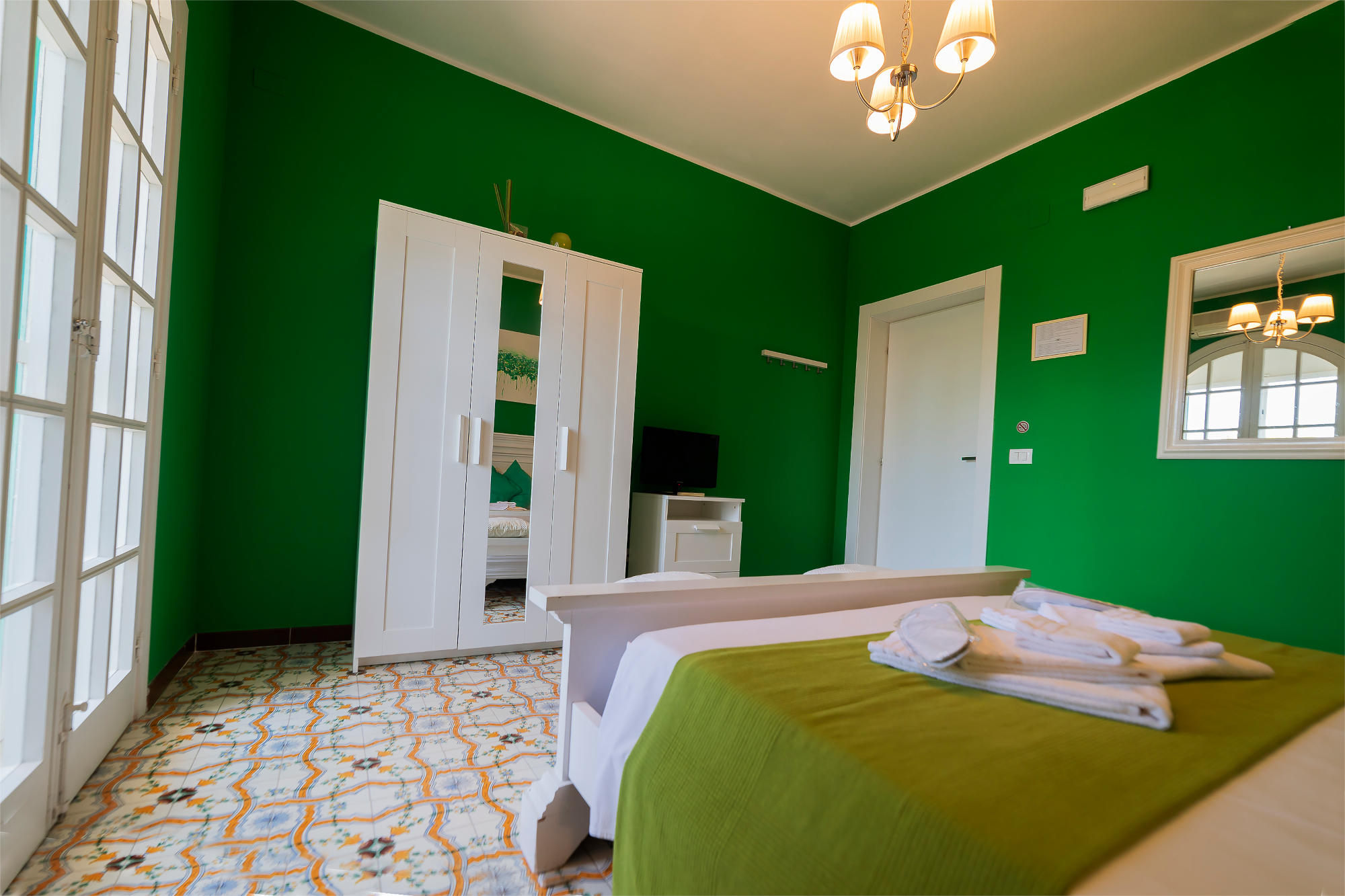 Le Saline B&B Siracusa Camera Green: letto matrimoniale e mobili