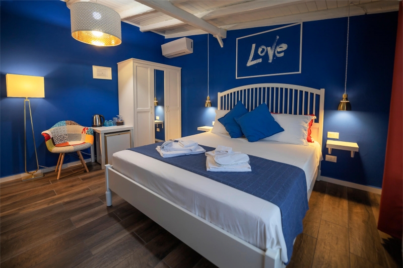 Le Saline B&B Siracusa Camera Blue: letto matrimoniale ed arredi